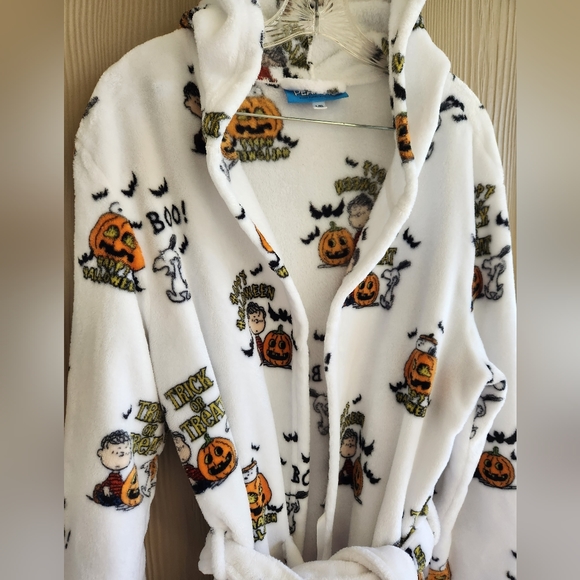 Peanuts Intimates & Sleepwear Peanuts Halloween Fleece Robe Poshmark